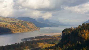 Ultra yüksek çözünürlüklü 4 k nefes kesen zaman atlamalı video bulutlar ve mavi gökyüzü görkemli Columbia River Gorge manzarada Portland Oregon Uhd üzerinde taşıma 