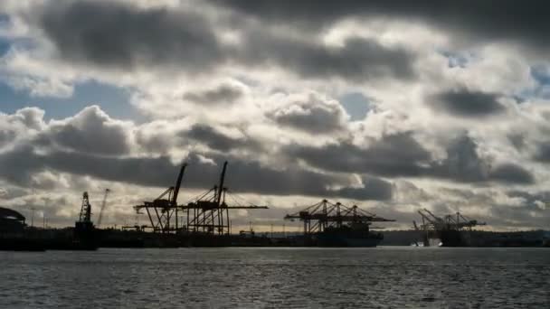 超高清4K 延时电影移动乌云和天空在西雅图港与重型设备在造船厂沿着普吉特湾日落在美丽的太平洋西北部 3840X2160 — 图库视频影像