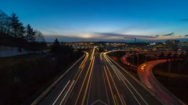 Uzun pozlama hız otoyol otomatik trafik lambası yollar Seattle Washington üzerinden günbatımı ve mavi saat gece 4 k uhd 3140 x 2160 içine ışığına pik saat akşam sırasında Interstate i5 üzerinde hareket hızlı Timelapse film