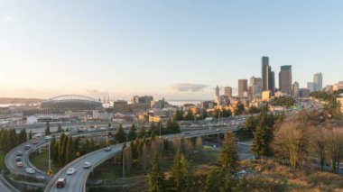 Ultra yüksek çözünürlüklü 4 k zaman sukut gökyüzü ve hareketli peak saat otomatik trafik Seattle Washington 4k uhd 3840 x 2160 şehir şehir manzarası ile Interstate 5 karayolunda film