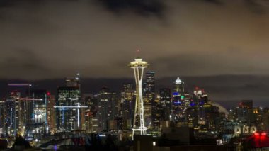 Hızlı hareketli bulutlar ve gökyüzü şehir şehir manzarası ve bir erken sabah şafak 4k uhd 3140 x 2160, cityscape Seattle Washington üzerinde video lapse Time
