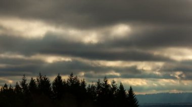 Zaman atlamalı film karanlık fırtınalı bulutlar gökyüzü yapraklara ve güneş ışınları Beaverton Oregon 4 k Uhd 3140 x 2160 dağ ve siluet ağaçlarda üzerinde taşıma 