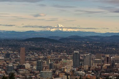 Mount Hood manzaralı Portland şehir merkezi kışın öğleden sonra