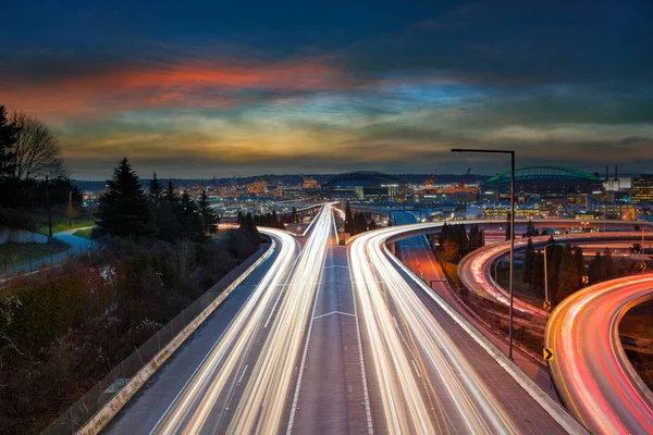 Trilhas Semáforo Rodoviário Durante Pôr Sol Seattle Washington — Fotografia de Stock