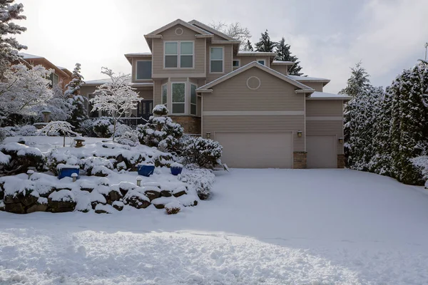 Jednolůžkový Rodinný Luxusní Domov Severní Americe Příměstské Čtvrti Sněhu Pokrytý — Stock fotografie