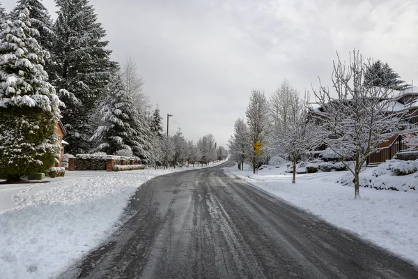 北美郊区俄勒冈州快乐谷 Happy Valley Oregon 盐渍脱冰街道 — 图库照片