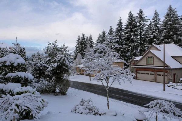 冬季降雪的盐渍街道铺满高档豪华住宅区郊区社区 — 图库照片