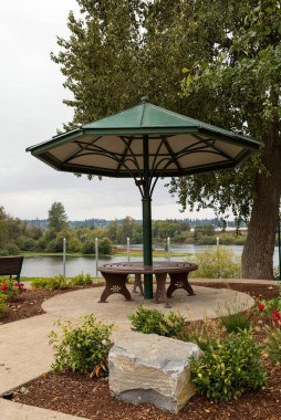 Salem Oregon 'daki Willamette Nehri kıyısındaki Nehir Kenti Parkı' ndaki Barınak Benci
