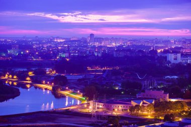 Minsk şehir gece yaz görünümünde. Muhteşem şehir ışıkları
