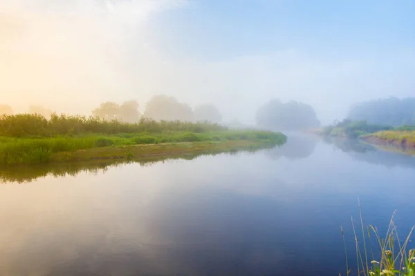 Sabah sis Nehri eğrisi üzerinde. Sisli Sabah manzara
