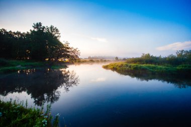 Belarus nehir eğrisi üzerinde sessiz gündoğumu. Yaz aylarında Daybreak sessizlik