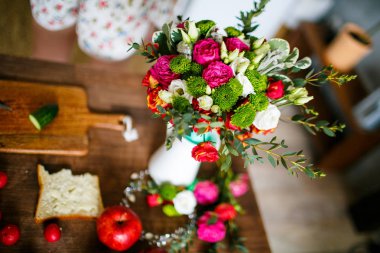 Parlak bahar ahşap masa üzerinde pembe ve beyaz gül buketi