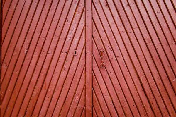 Porta de madeira borgonha velha com alça e textura fechadura close-up — Fotografia de Stock