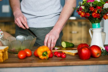 Genç adam mutfakta sağlıklı yemek hazırlama