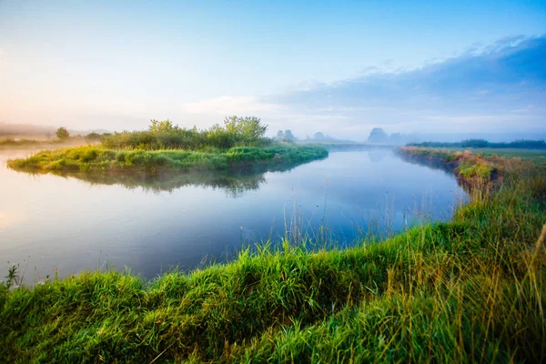Łuk Rzeki Pod Błękitne Niebo Krajobraz Słoneczny Poranek Wiejskiej Okolicy — Zdjęcie stockowe