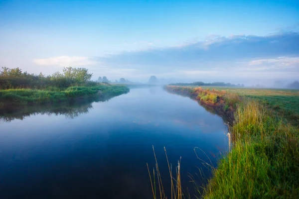 Wąskie Rzeki Pod Błękitne Niebo Krajobraz Krajobraz Lato — Zdjęcie stockowe