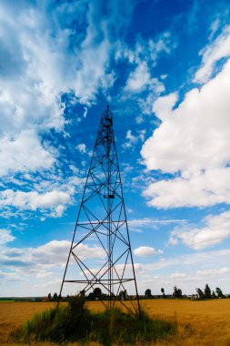 İletişim kulesi kırsal alanda yüklü. Mavi gökyüzü arka plan