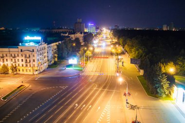 Gece şehir manzaralı. Minsk, gece havadan görünümü