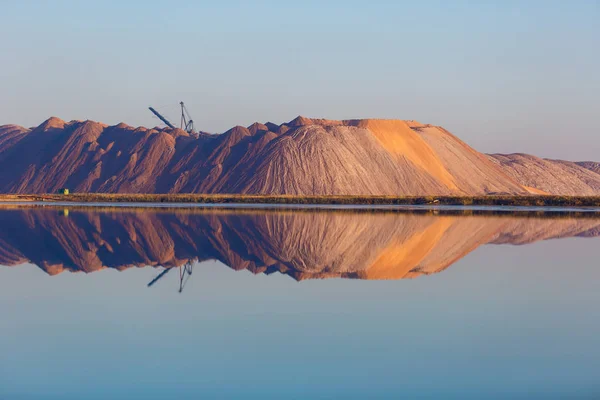 Stora Berg Kaliumklorid Avfall Återspeglar Vatten Stockfoto