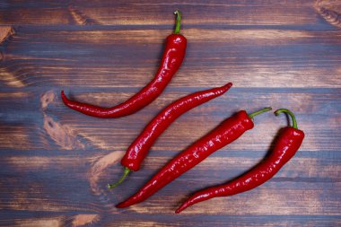 Kırmızı acı biber koyu ahşap tahta düz üzerinde yatıyordu