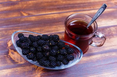 Fincan siyah çay ve böğürtlen yakın çekim