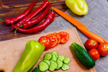 Sebze hasat yakından görmek. Ahşap yüzey üzerinde sebze