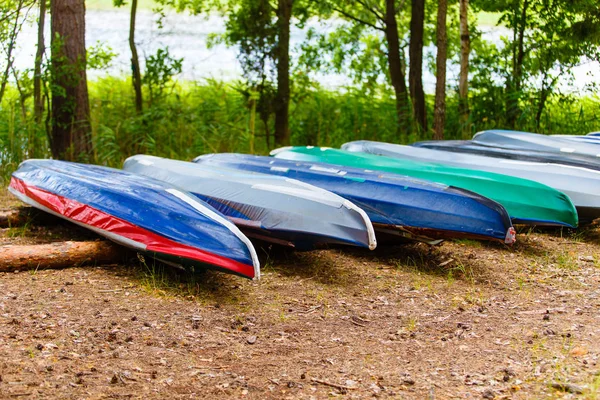 Bateaux Kayak Couchés Sur Rivage Dans Forêt Verte — Photo