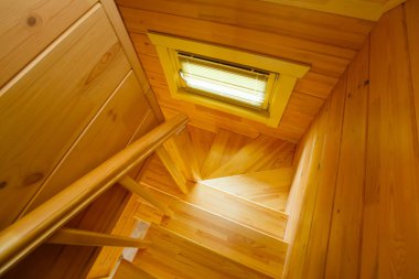 Parlak ahşap merdiven, küçük bir pencere üstten görünüm