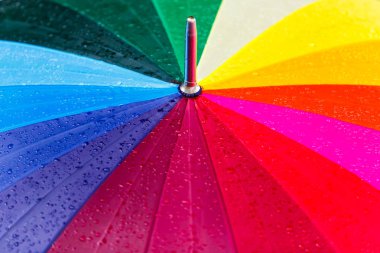 Parlak gökkuşağı şemsiye yağmur damla doku ile kaplı