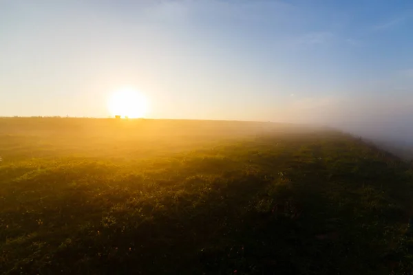 Soleil Brillant Brille Horizon Sur Les Pentes Brumeuses — Photo
