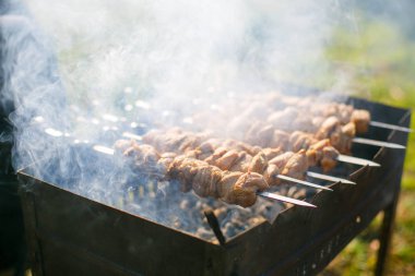 Kebap açık hava yakın çekim yapma. Kömüre pişmiş et