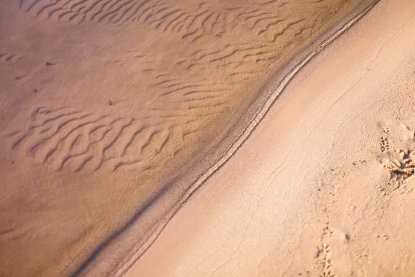 Прозрачная Волна Озера Достигающая Песчаного Берега — стоковое фото