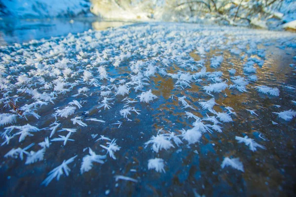 Flocos Neve Deitados Superfície Gelada Rio Inverno — Fotografia de Stock