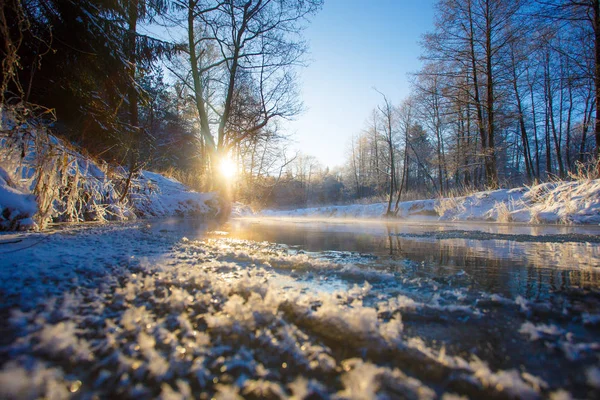 Strahlende Sonne Die Winter Über Dem Zugefrorenen Fluss Aufgeht Ländliche — Stockfoto