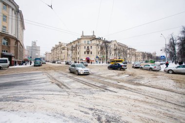 Minsk, Beyaz Rusya - 10 Aralık 2012: araba parça kışın karlı kaygan yolda kaldı. Ağaçlarda hoarfrost