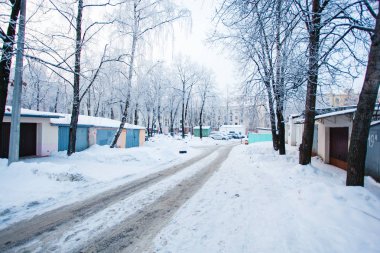 Minsk, Beyaz Rusya - 14 Ocak 2013: araba parça kışın karlı kaygan yolda kaldı. Ağaçlarda hoarfrost