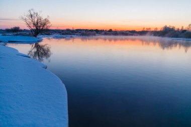 Sunrise Nehri üzerinde kış döneminde başlayan. Kırsal manzara