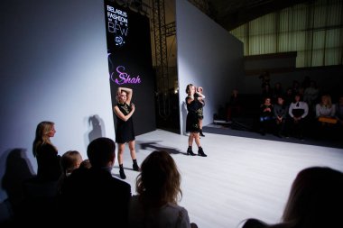 Minsk, Beyaz Rusya - 7 Kasım 2018: üç kız çocuklar günde hafta moda resimler için poz. Çocuk giyimi Modern eğilimler