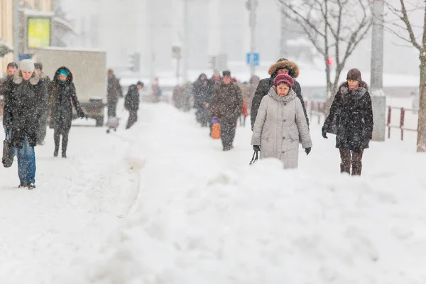 Minsk, Beyaz Rusya - 15 Ocak 2013: ağır blizzard kaldırım temizlik işçileri