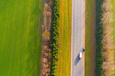 Otoyol hedge havadan görünümü tarafından çevrili. Seyahat kavramı