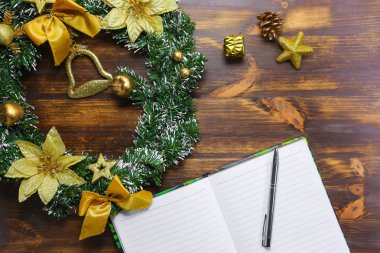 Noel ve yeni yıl için düz planlar yatıyordu. Ahşap masanın üzerinde yatan defter