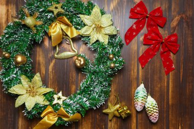 Geleneksel Noel süsleri, çam kozalakları ahşap tahta üzerinde yalan. Festival arka plan