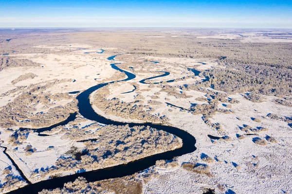 Глубокая Река Кривая Вокруг Заснеженных Полей Леса Вид Воздуха Ранняя — стоковое фото