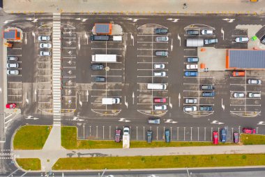 Minsk, Beyaz Rusya - 07 Kasım 2018: otoparklar yukarıdan. Havadan görünümü