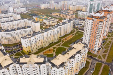 Minsk, Beyaz Rusya - 07 Kasım 2018: Yeni yerleşim bölgesinde şehir. Yüksek doğmak bina hava