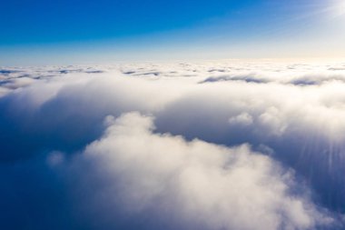 Beyaz bulutların hava üzerinde. Zemin üzerinde uçan