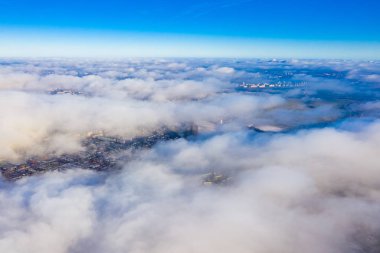 Bulutların üzerinde şehir. Güzel hava manzara