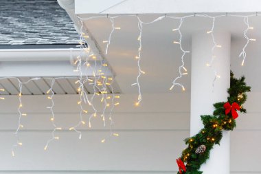 Noel ışıkları giriş yakın çekim asılı