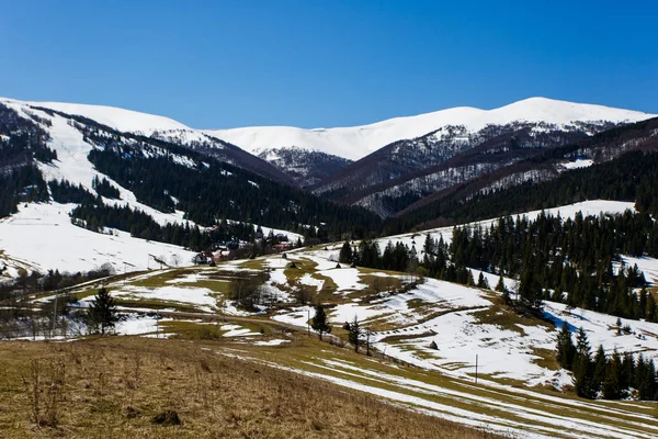 Schneebedeckte Berge Sonnigen Tagen Vorfrühlingslandschaft — Stockfoto