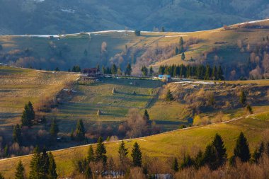 Dağ yamaçları bahar. Güzel manzara